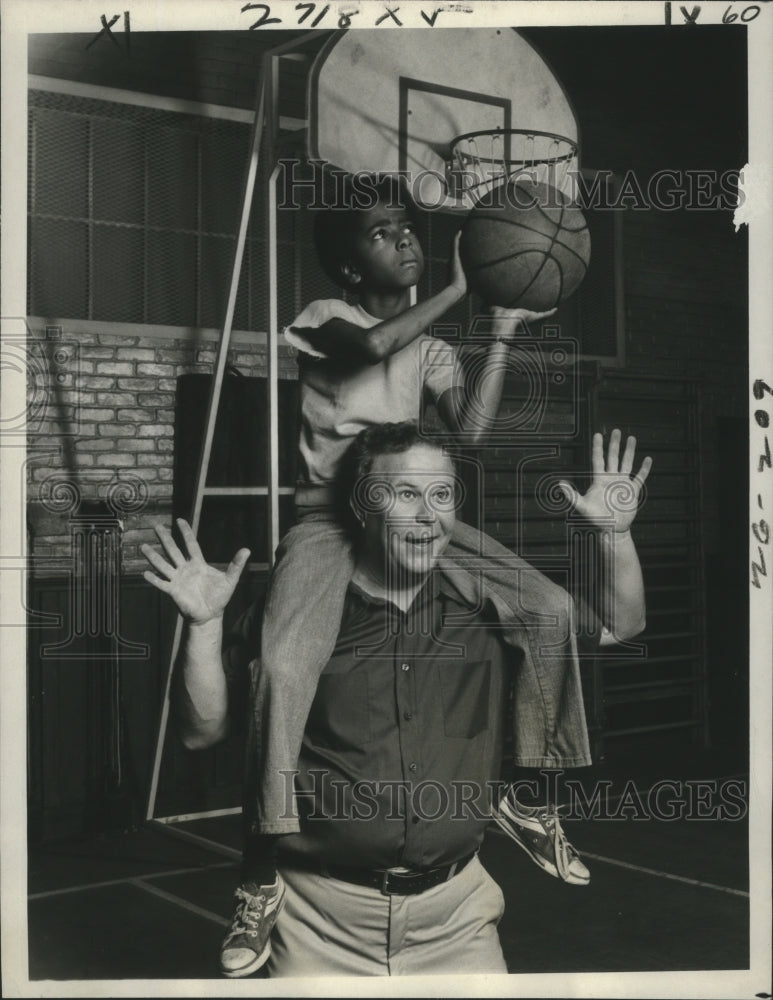 1977 Press Photo Ned Beatty and Jarrod Johnson Star in Szysznyk - Historic Images