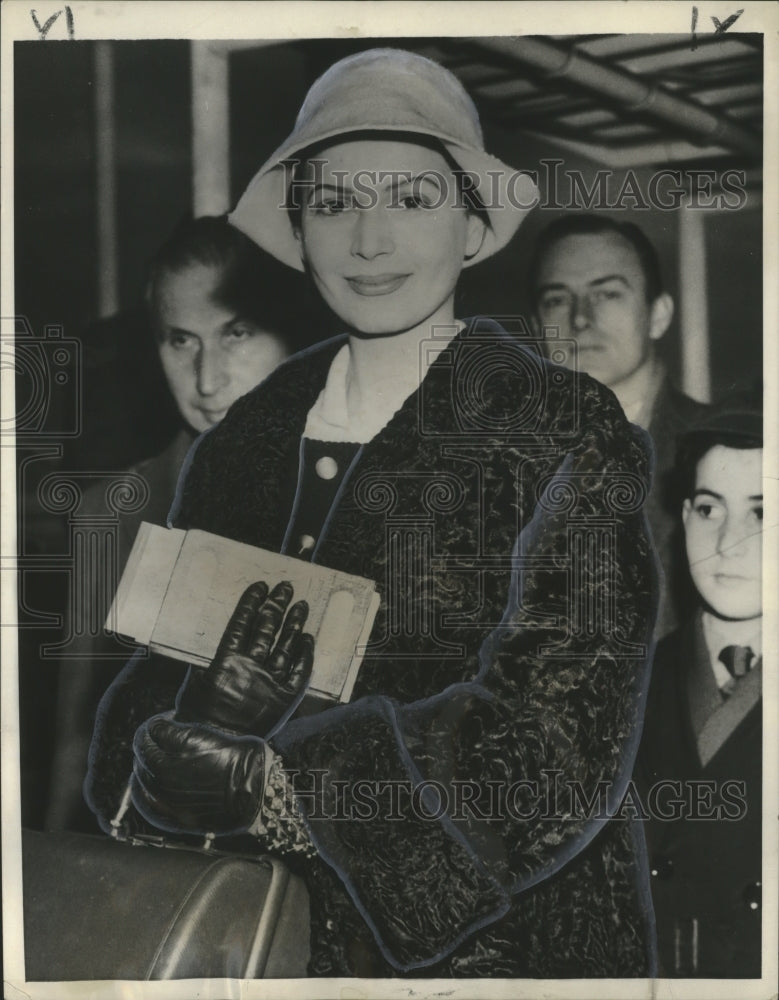 1958 Press Photo Actress Eva Bartok Leaves Munich After Holiday Visit with Baby - Historic Images