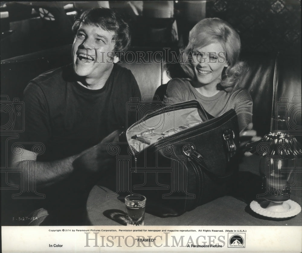 1974 Press Photo Joe Don Baker and Conny Van Dyke in the drama &quot;Framed&quot; - Historic Images