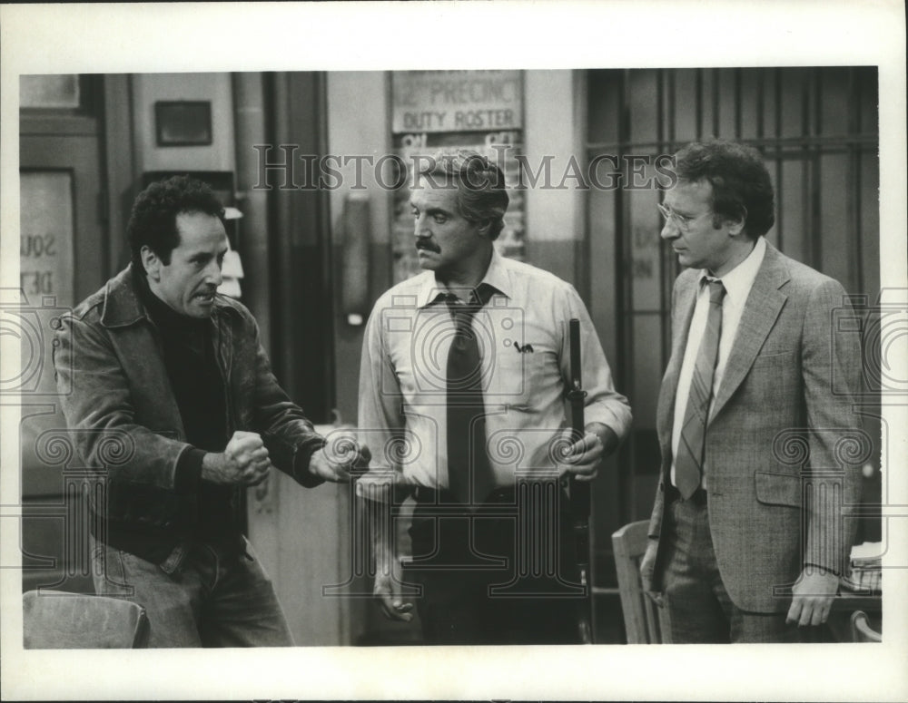 1981 Press Photo Hal Linden-Steve Landesber- Dan Gladstone on &quot;Barney Miller&quot; - Historic Images