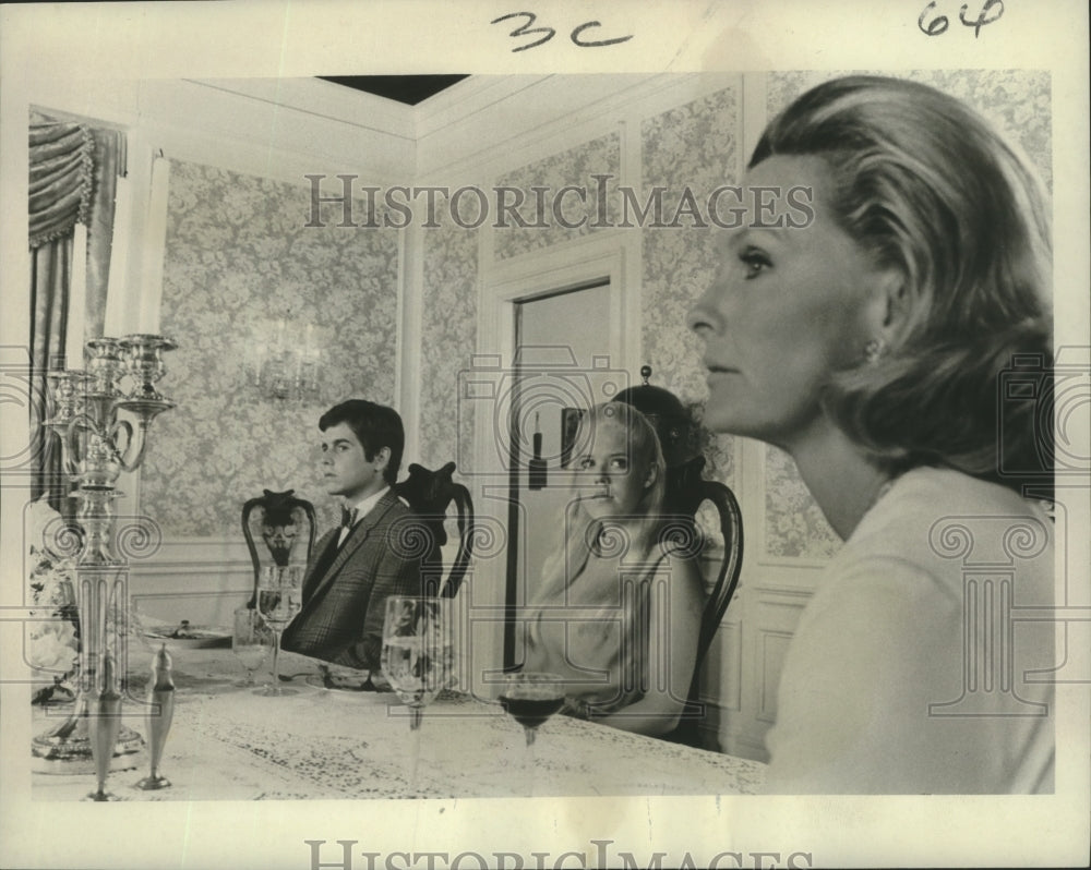 1971 Press Photo Desi Arnaz, Jr., Christopher Norris, Dina Merrill in TV movie - Historic Images