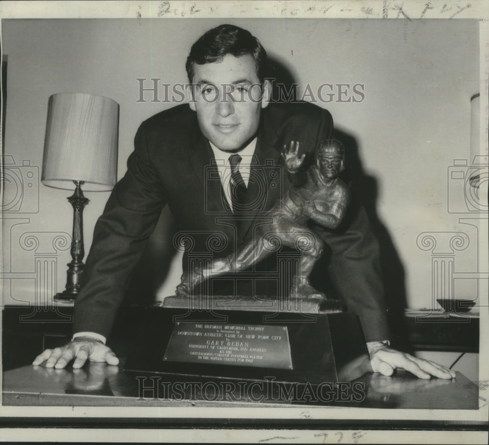 1967 Press Photo Gary Beban poses with the Heisman Trophy he has just received-Historic Images