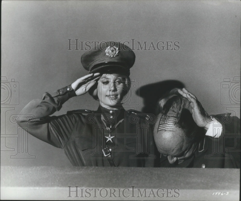 1990 Press Photo Pamela Austin and Phil Arnold in &quot;The Perils of Pauline&quot; - Historic Images