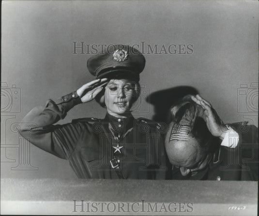 1990 Press Photo Pamela Austin and Phil Arnold in "The Perils of Pauline" - Historic Images