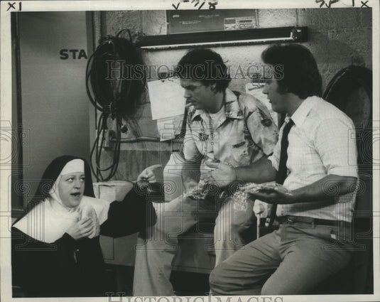1979 Press Photo Marcia Lewis, Michael Keaton & Jim Belushi in Working Stiffs - Historic Images