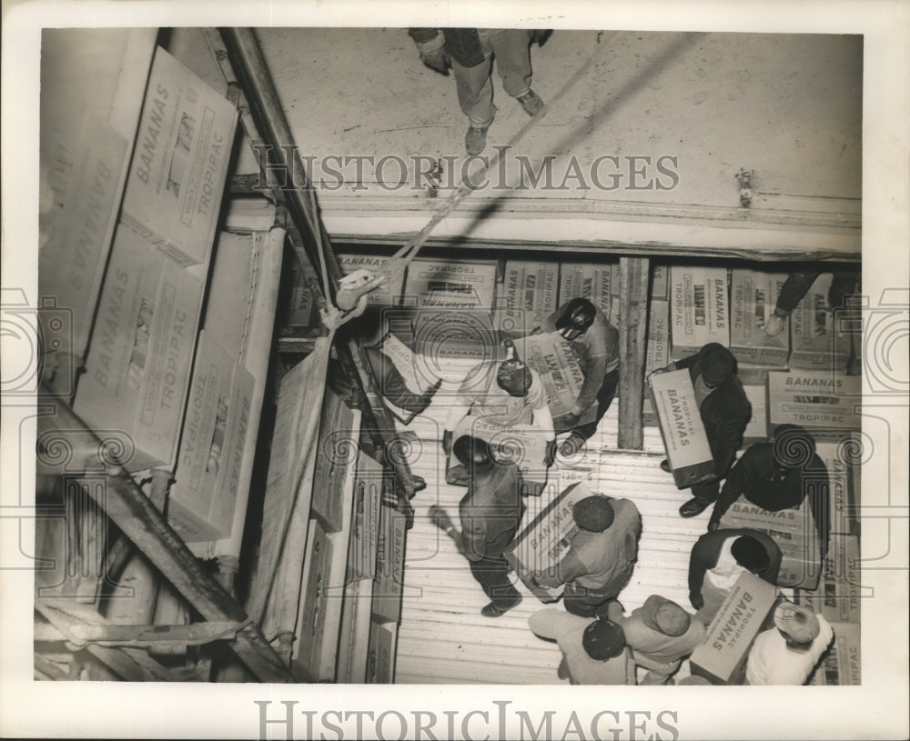 1985 Press Photo New Orleans - Bananas Being Loaded at Desire Street Wharf-Historic Images