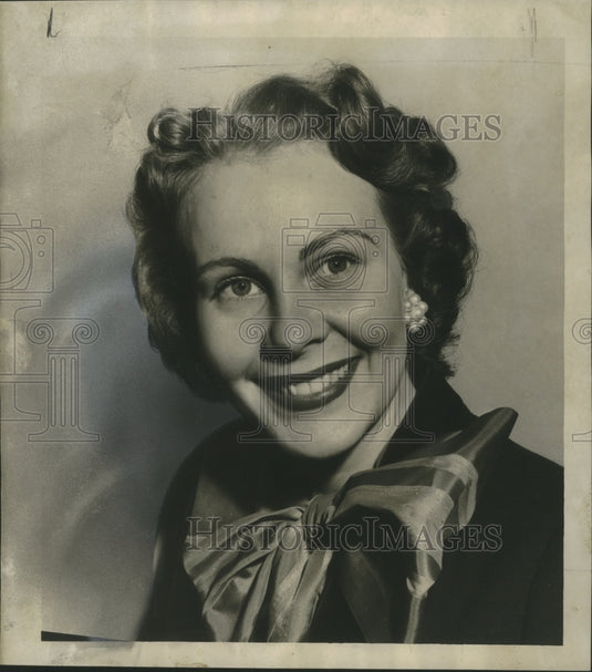 1951 Press Photo Doris Berthelot, New York Model in "Fete des Parfums" - Historic Images