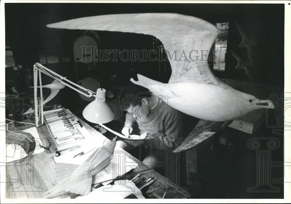 1989 Press Photo Larry Barth, carving wing for a jaeger bird in Stahlstown, Pa. - Historic Images