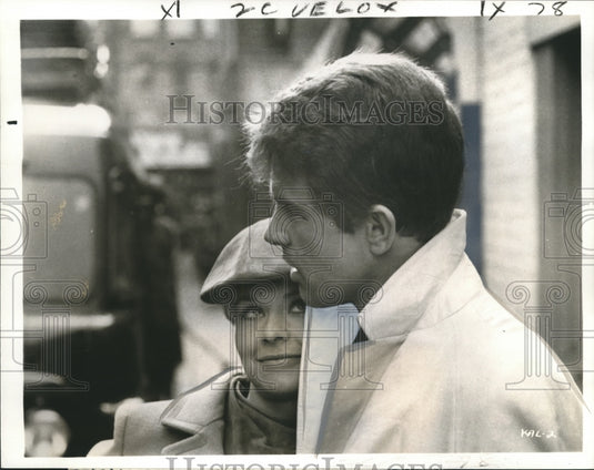 1974 Press Photo Susannah York and Warren Beatty in "Kaleidoscope" on NBC - Historic Images