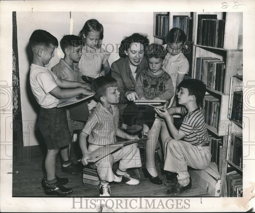 1947 Press Photo Group Reads at Munholland Methodist Church Library-Metairie, LA-Historic Images