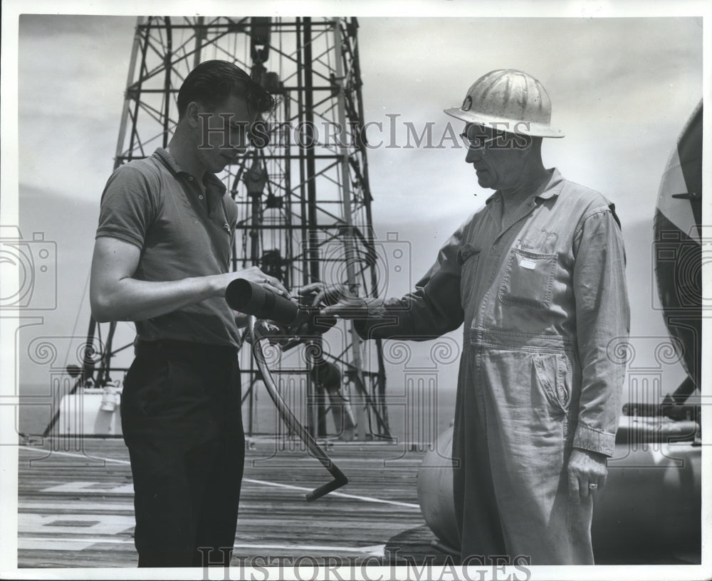 1963 Press Photo LSU Student Gary Pontiff Show Les Thompson Telescope for Birds - Historic Images