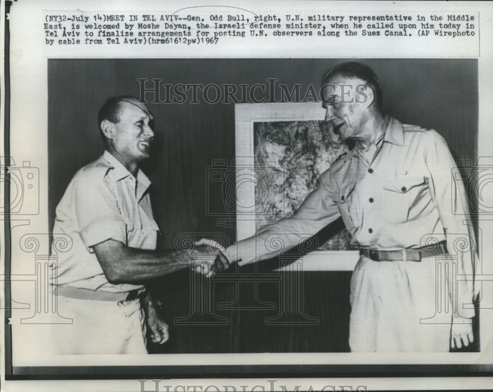 1967 Press Photo General Odd Bull Welcomed by Moshe Dayan in Tel Aviv - Historic Images