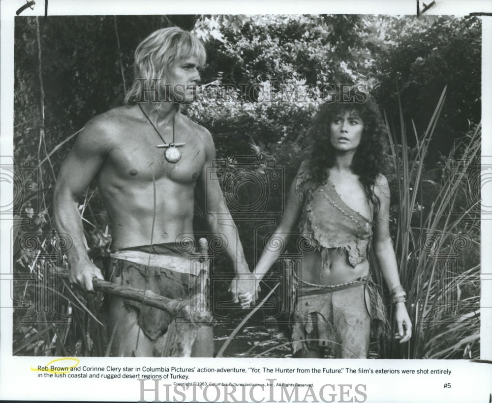 1983 Press Photo Reb Brown and Corinne Clery in Yor, The Hunter from the Future - Historic Images