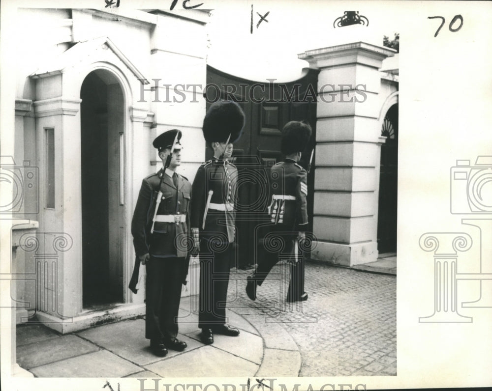 1964 Press Photo Clarence House - Royal Guards in London, England - Historic Images