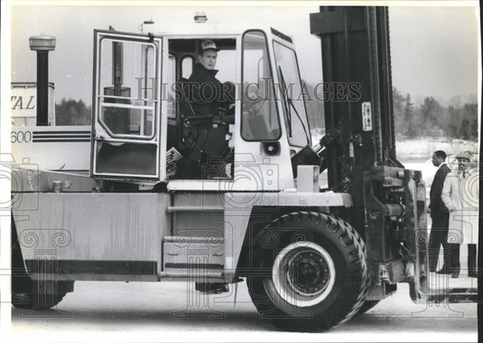 1988 Press Photo Republican Presidential Candidate George Bush Operates Forklift - Historic Images