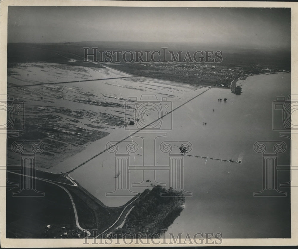 1950 Press Photo Muddy Mississippi River Streaming Thru Bonnet Carre Spillway - Historic Images