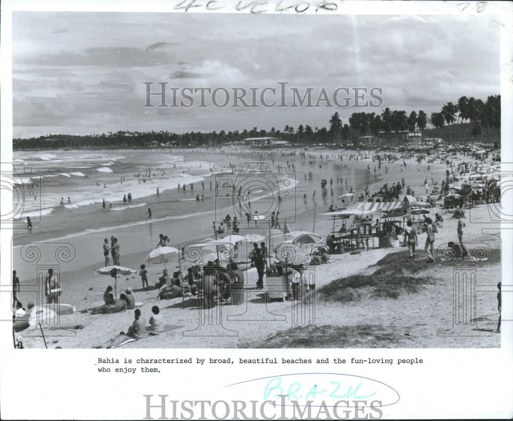 1976 Press Photo Bahia, Brazil - Crowds on Beach in Bahia - nox07825-Historic Images