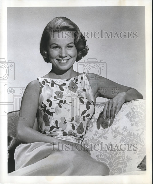 1964 Press Photo Joyce Bulifant as Mary in comedy, "Tom, Dick and Mary" - NBC-TV - Historic Images