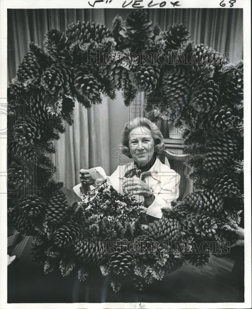 1974 Press Photo New Orleans- Mrs. Rodgers Browns Works Decor for Garden Society - Historic Images