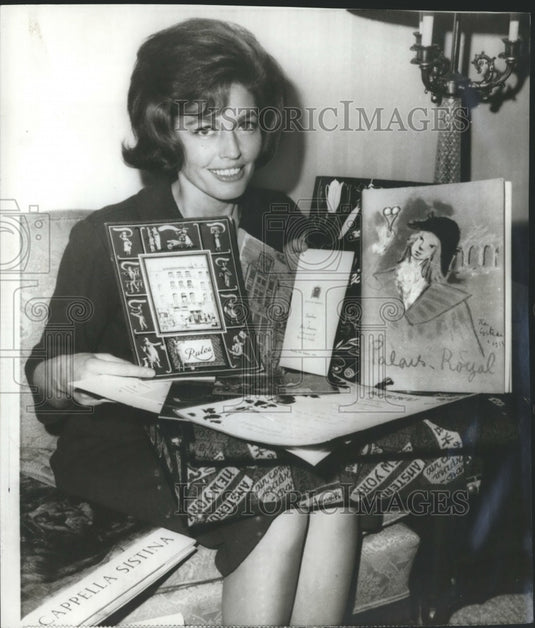 1966 Press Photo Mrs. America 1965 Mrs. Alice Buehner with Souvenirs of Europe - Historic Images