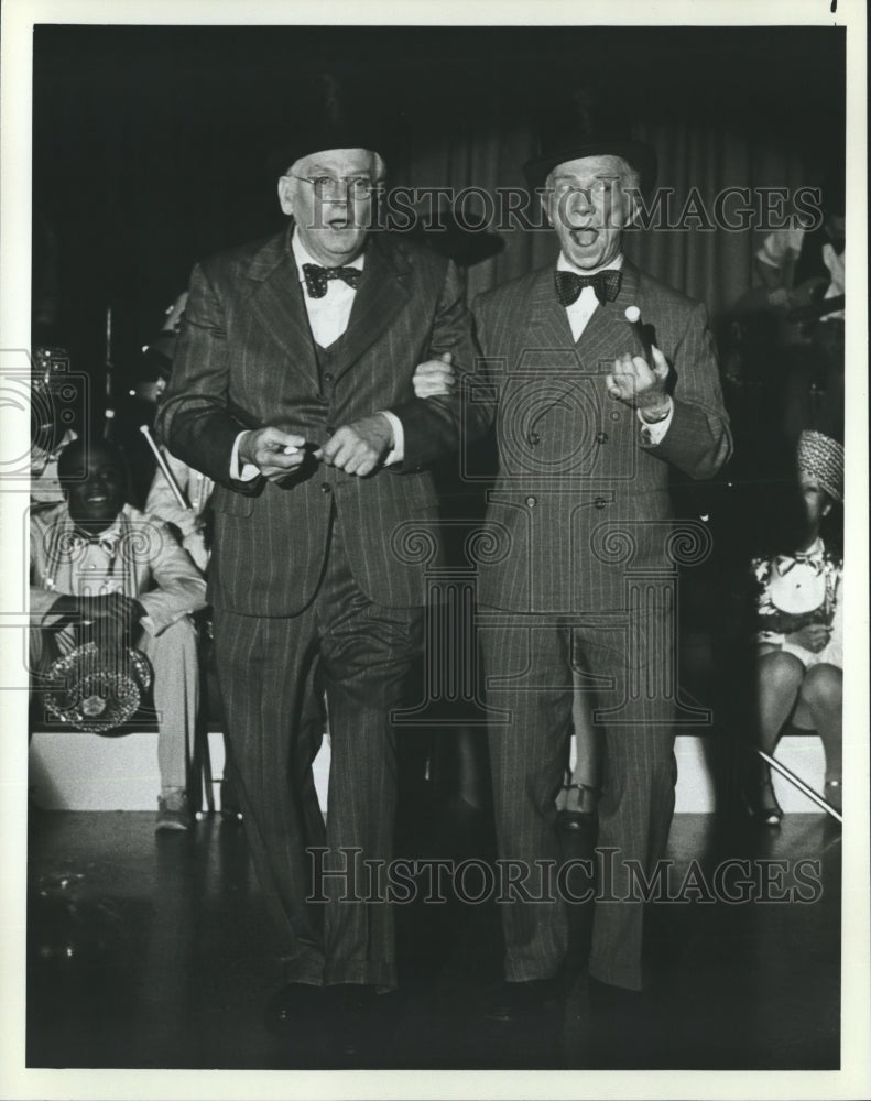 1982 Press Photo Art Carney and Ray Walston in "A Big Finish" on "Fame" Show - Historic Images