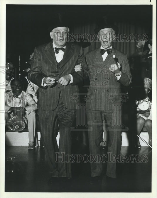 1982 Press Photo Art Carney and Ray Walston in "A Big Finish" on "Fame" Show - Historic Images