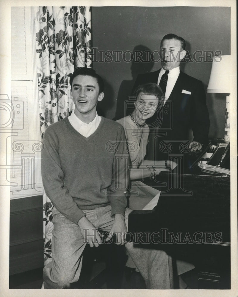 1954 Press Photo George Burns with Son Ronnie and Daughter Sandra at H ...