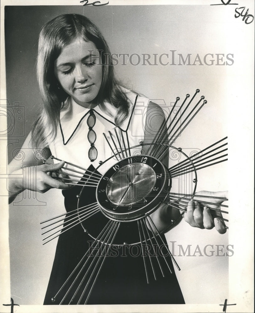 1972 Press Photo Connie Brown of Riverside Baptist Church Sets Clock at 10:30-Historic Images