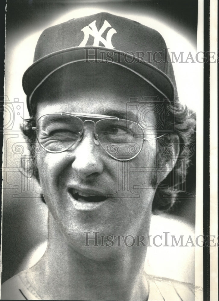 1975 Press Photo New York Yankee&#39;s Eddie Brinkman Winking at a Fan - nox08367- Historic Images