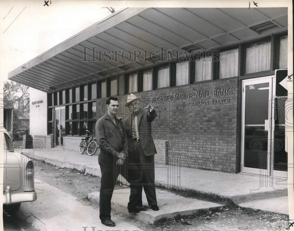 1958 Press Photo Robert Landry talking to O.D. Carter, Cameron Parish Sheriff- Historic Images