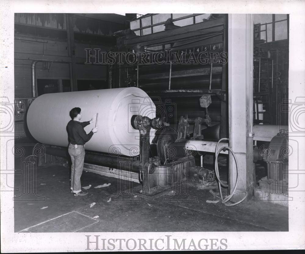 1953 Press Photo Checking finished paper at the Calcasieu Paper Company- Historic Images