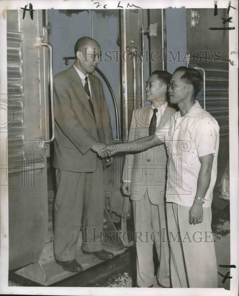 1955 Press Photo New Orleans - Refugee Paul Check-Fan Chan Welcomed - Historic Images