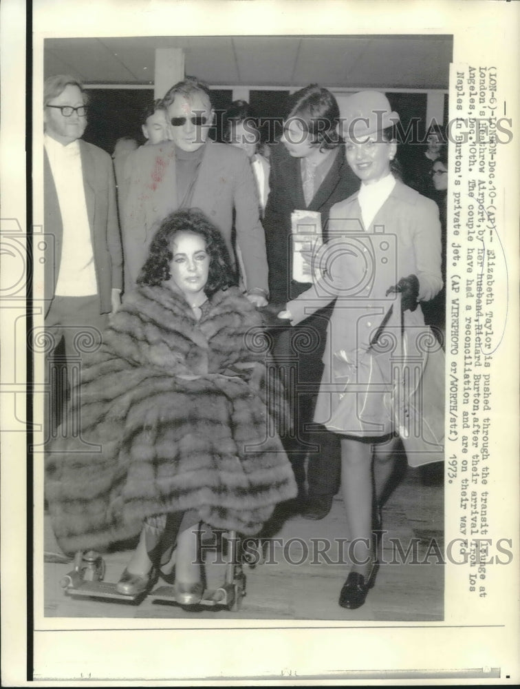 1973 Press Photo Elizabeth Taylor and Richard Burton at Heathrow Airport - Historic Images