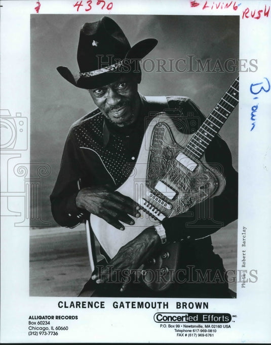 1990 Press Photo Clarence Gatemouth Brown, Holding Guitar - Historic Images