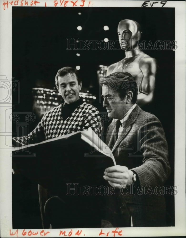 1980 Press Photo Gower Champion and Gregory Peck Prepare for Oscar Awards-Historic Images