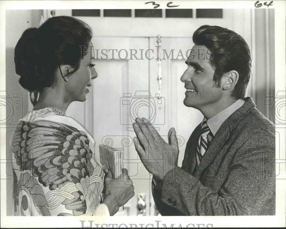 1971 Press Photo &quot;Marcus Welby, M.D.&quot; - James Brolin and Dana Wynter on ABC - Historic Images