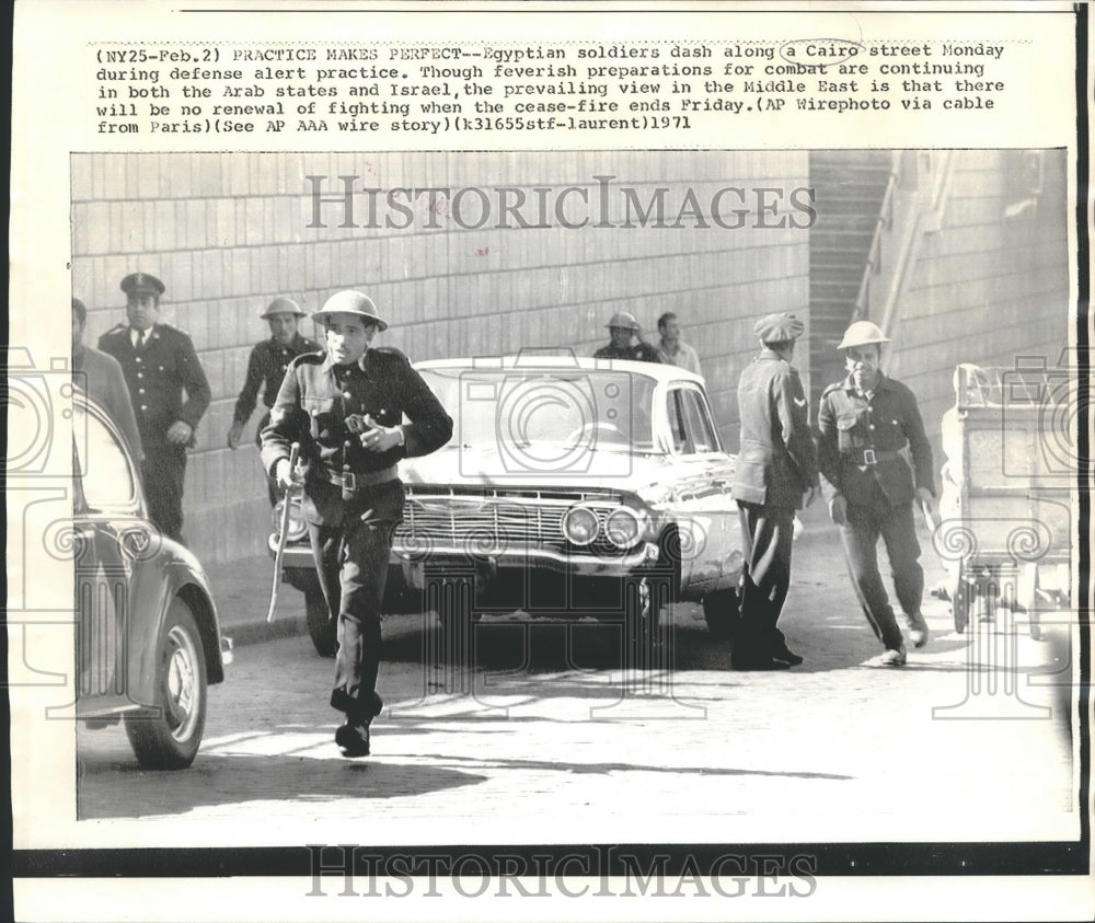 1971 Press Photo Egyptian Soldiers in Cairo Street Practice Defense Alert- Historic Images