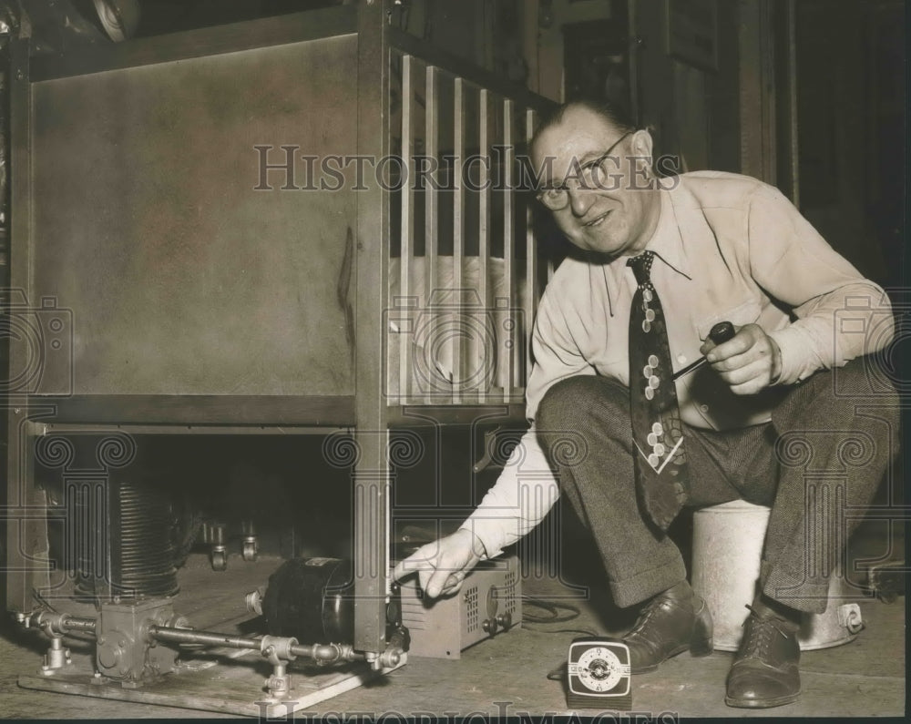 1949 Press Photo Dr. S.N. Baruch, inventor, shows &quot;Night Nurse&quot; mechanical crib-Historic Images