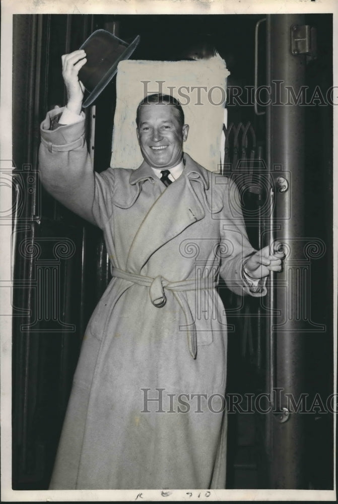 1947 Press Photo French Actor Maurice Chevalier - Historic Images