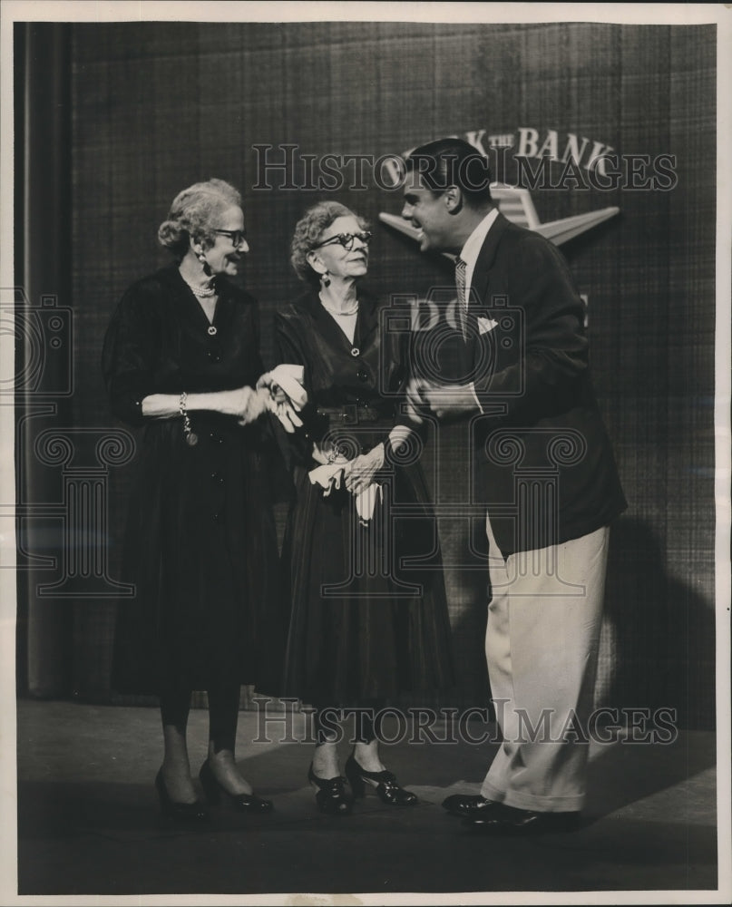 1955 Press Photo Lady Cole, Maude Cord, twins, &quot;Break the Bank&quot; with Bert Parks-Historic Images