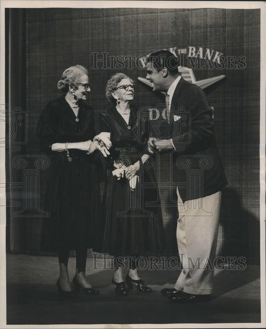 1955 Press Photo Lady Cole, Maude Cord, twins, "Break the Bank" with Bert Parks-Historic Images