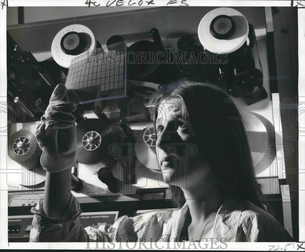 1974 Press Photo New Orleans - Patsy Barlow Holds Micro-Fiche at Kalvar Corp.-Historic Images