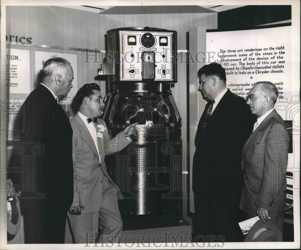 1953 Press Photo Manufacturing - Frank Walters at Chrysler Engineering Show-Historic Images