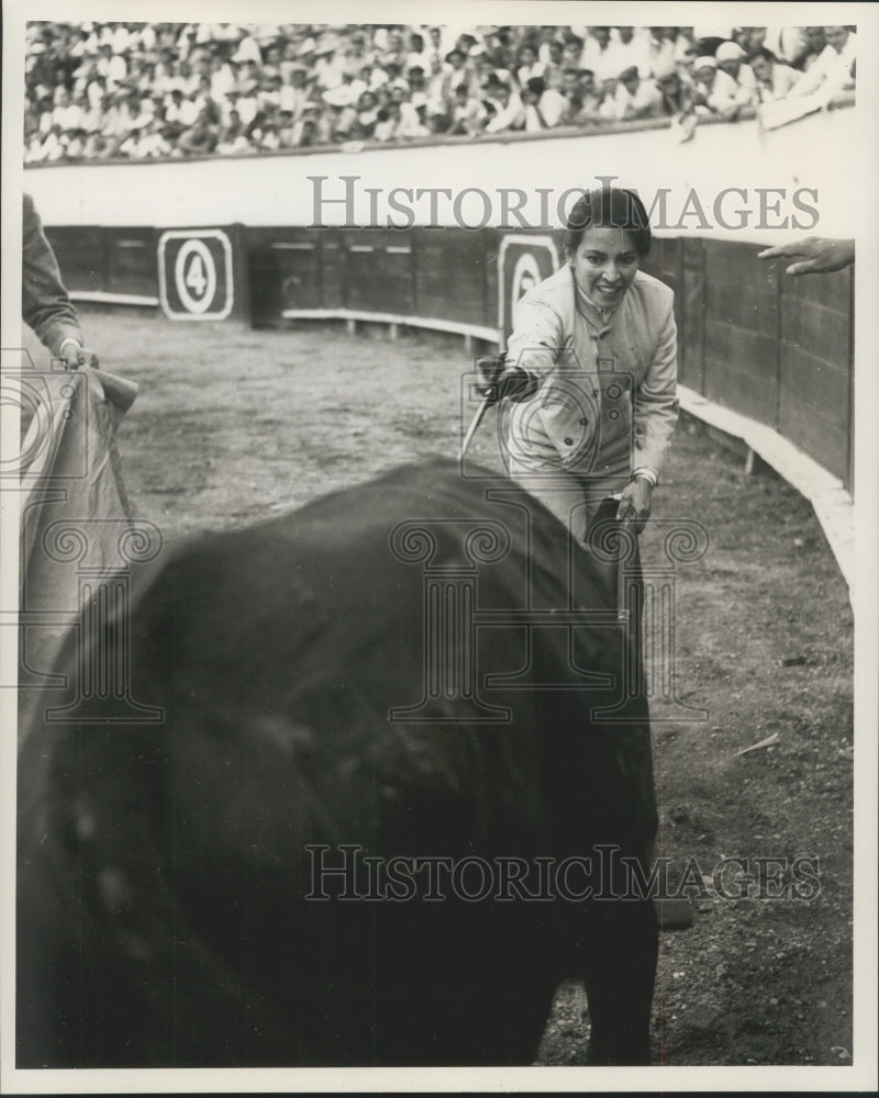 1956 Press Photo Bertha Trujillo, ColumbianWoman Bullfighter, Goes in for Kill-Historic Images