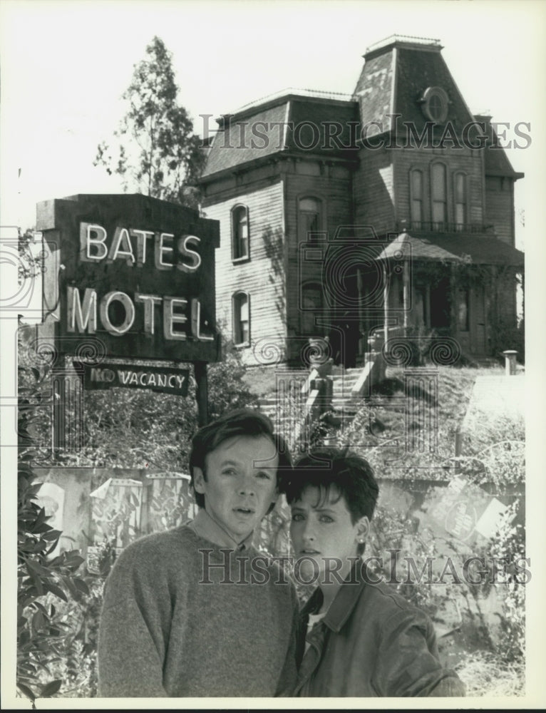 1987 Press Photo Actors Bud Cort, Lori Petty in &quot;Bates Motel&quot; - Historic Images