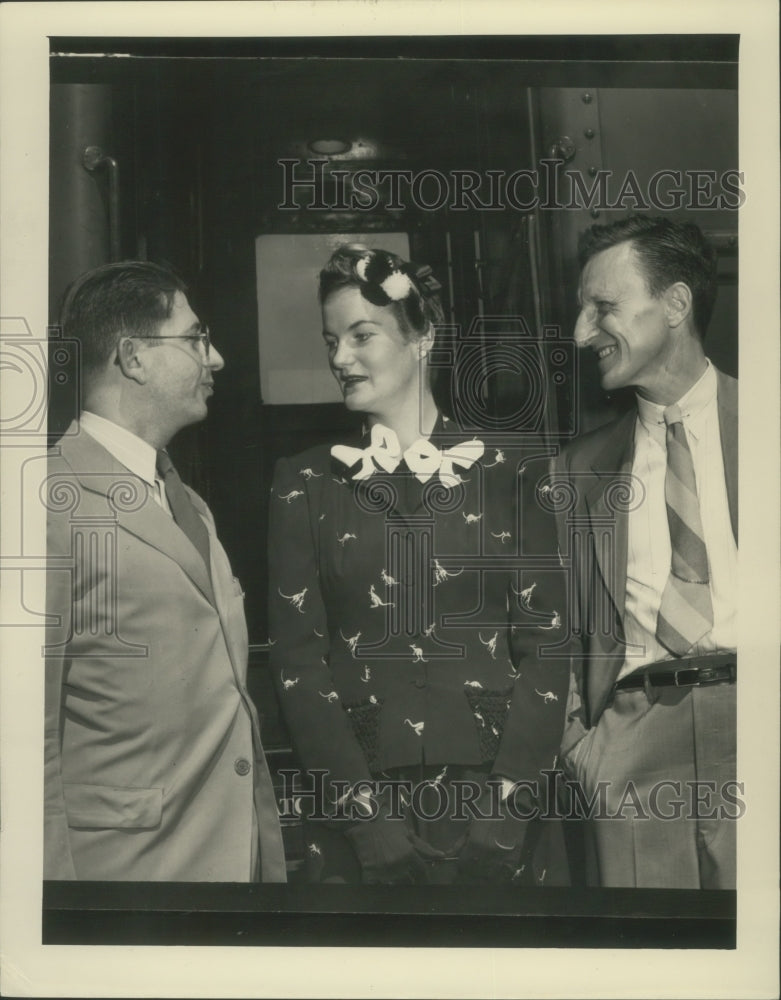 1944 Press Photo Doris Duke Cromwell with Others - Historic Images