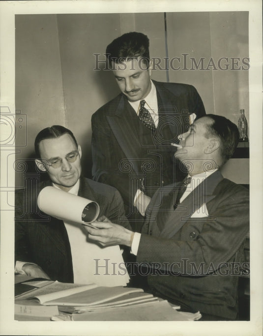 1942 Press Photo Attorneys Work on Income Tax Evasion Case - nox13911-Historic Images