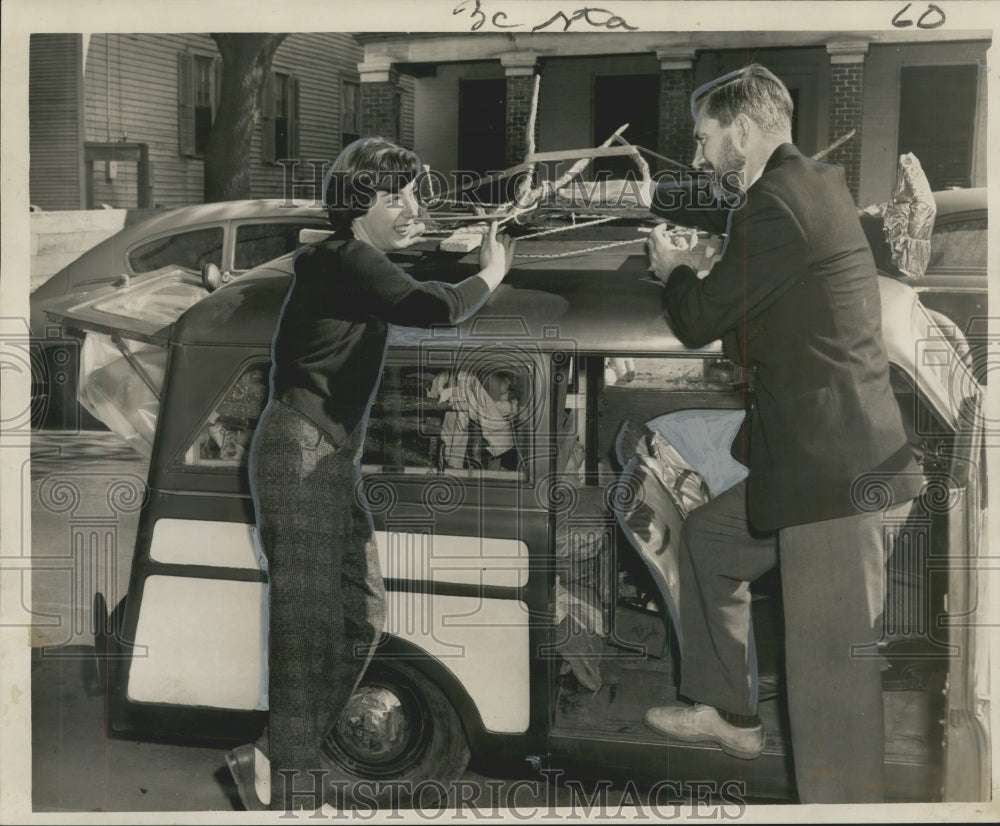 1957 Press Photo Lindasy Daen and wife Loulette with Sculptures in Car for Trip-Historic Images