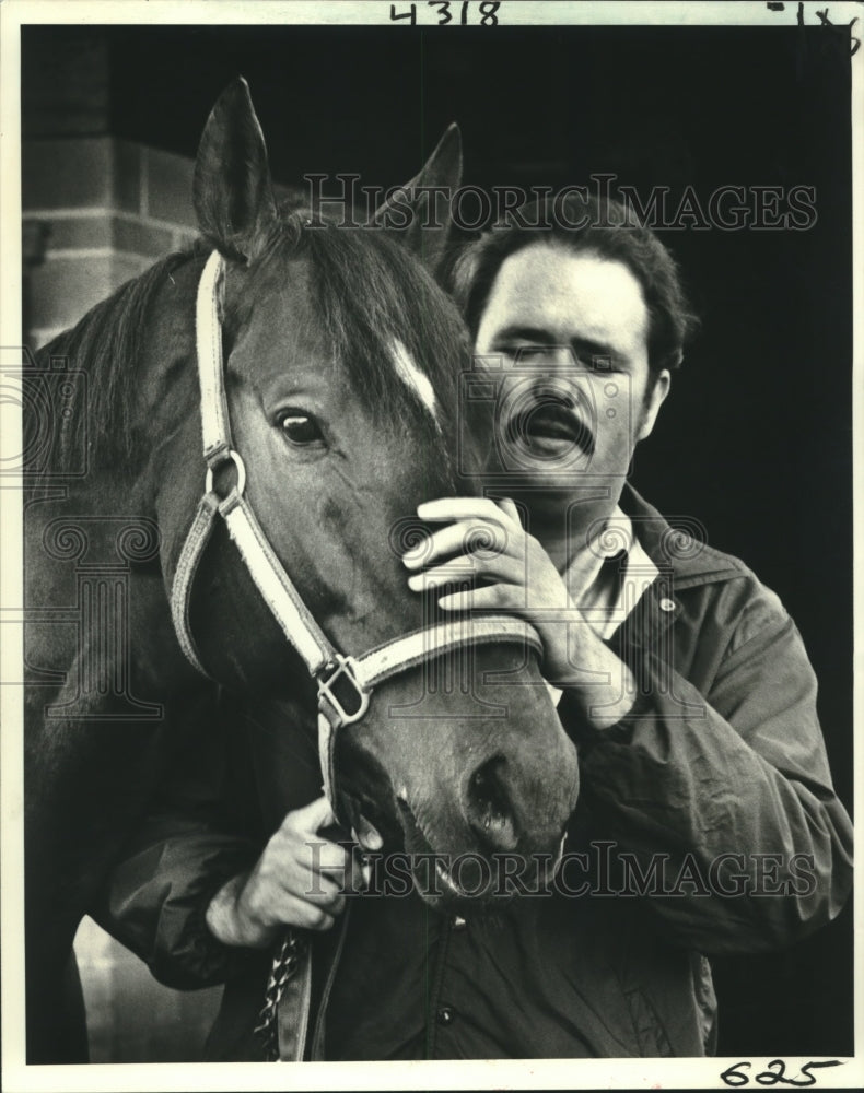 1980 Press Photo Horse Trainer Kenny Danna with Red Socks Farm&#39;s Brazee Horse-Historic Images