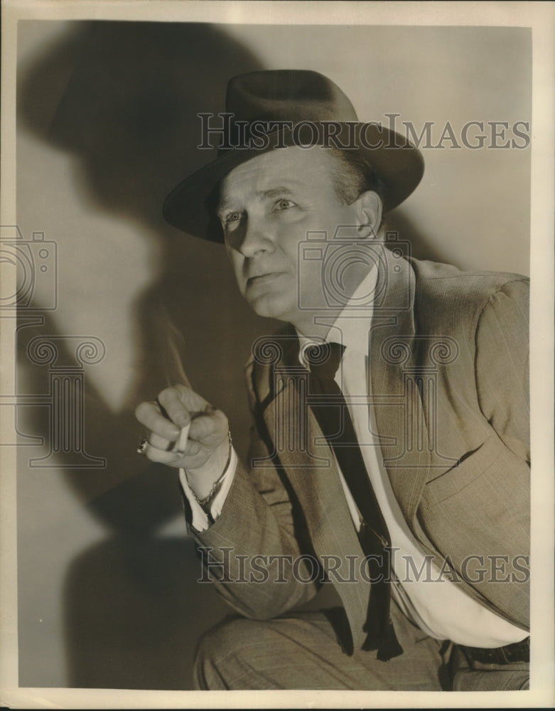 1950 Press Photo Les Damon is the debonair Michael Waring, alias &quot;The Falcon,&quot; - Historic Images